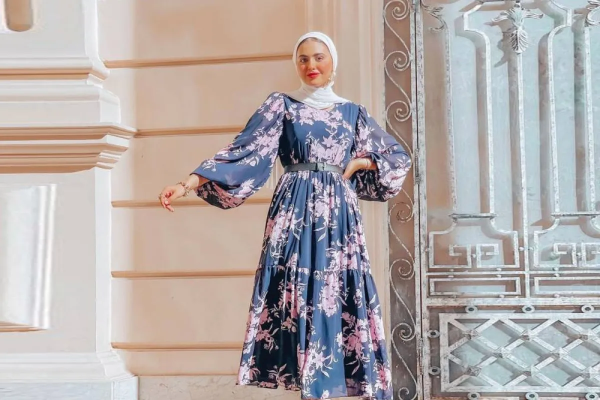 مريم حسن بفستان فضفاض مطبع بالورود 