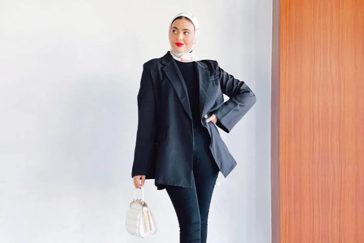 مريم حسن بجاكيت أسود طويل وبنطلون أسود 