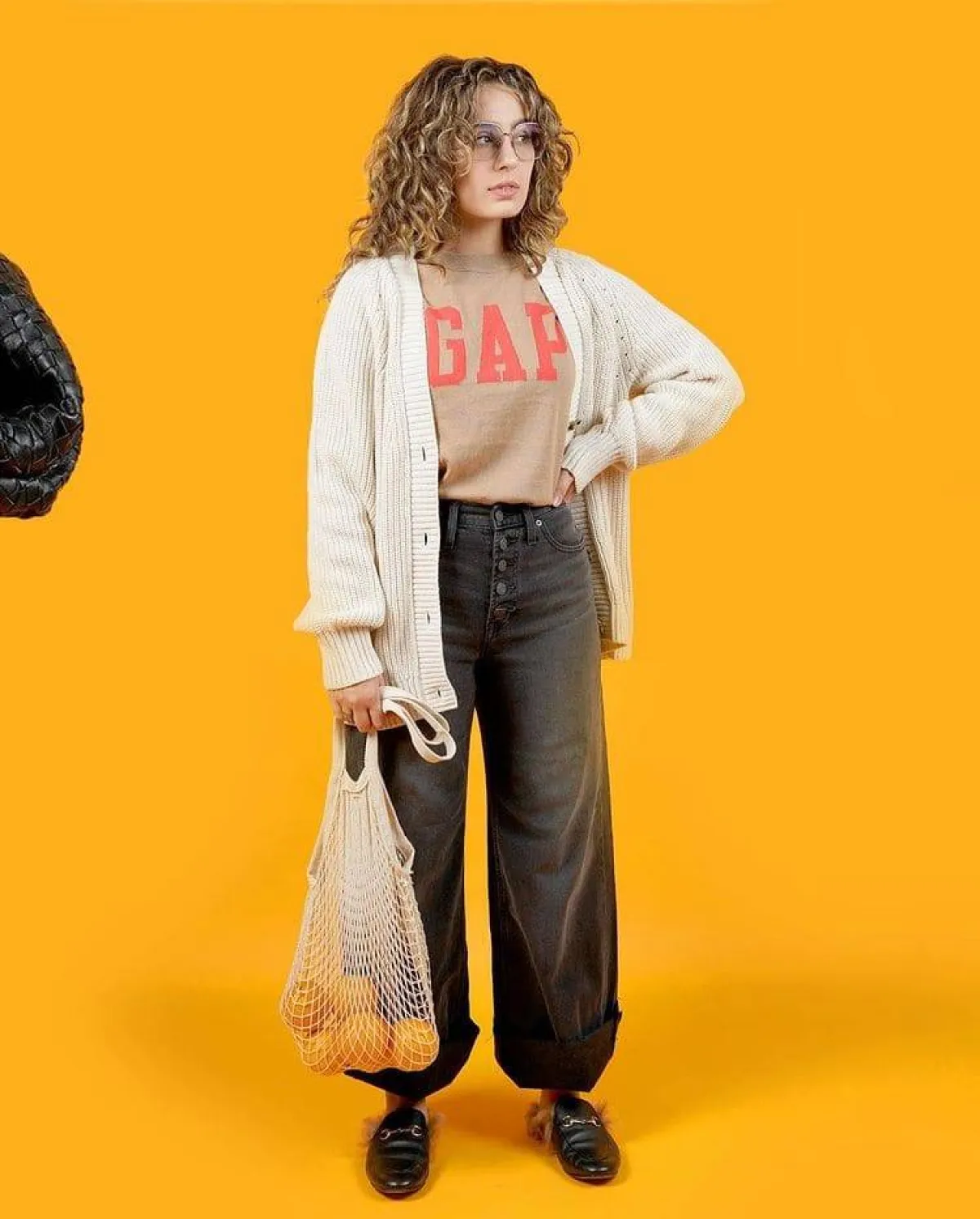 آسيا عاكف بسروال جينز هاي ويست مع كارديجان صوف وتيشرت بيج 