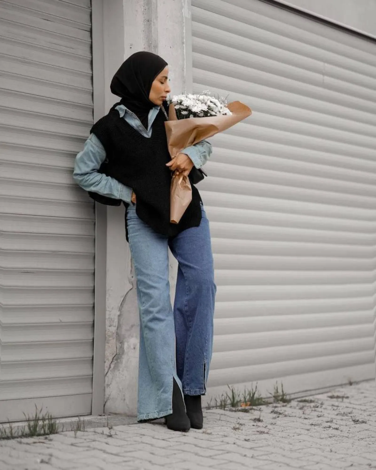 سمر شاكر بسروال جينز واسع بلونين مع بلوفر بدون أكمام مع قميص