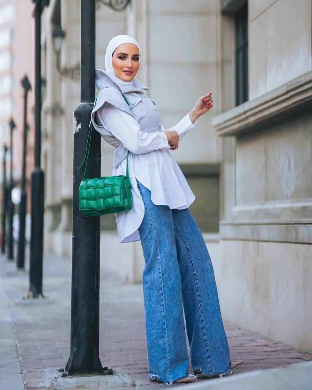 دلال الدوب بسروال جينز واسع مع قميص أوفر سايز 