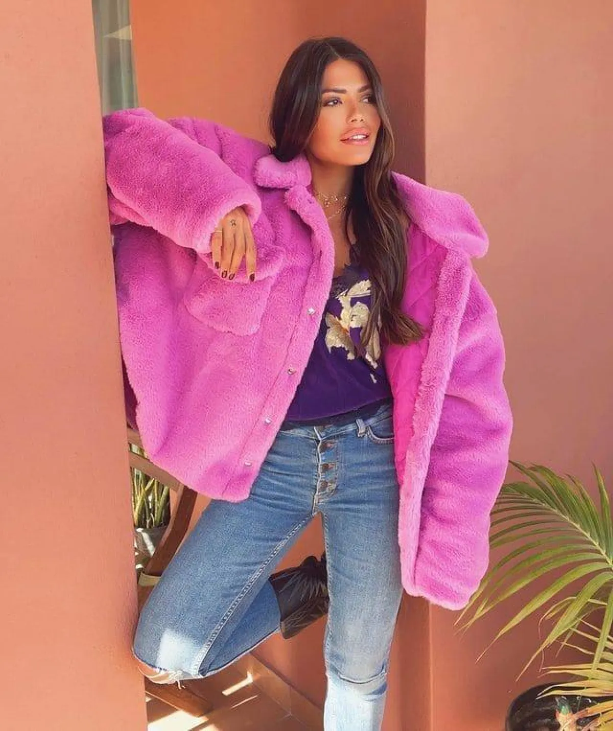 العنود بدر بسروال جينز ضيق وجاكيت فرو قصير أوفر سايز