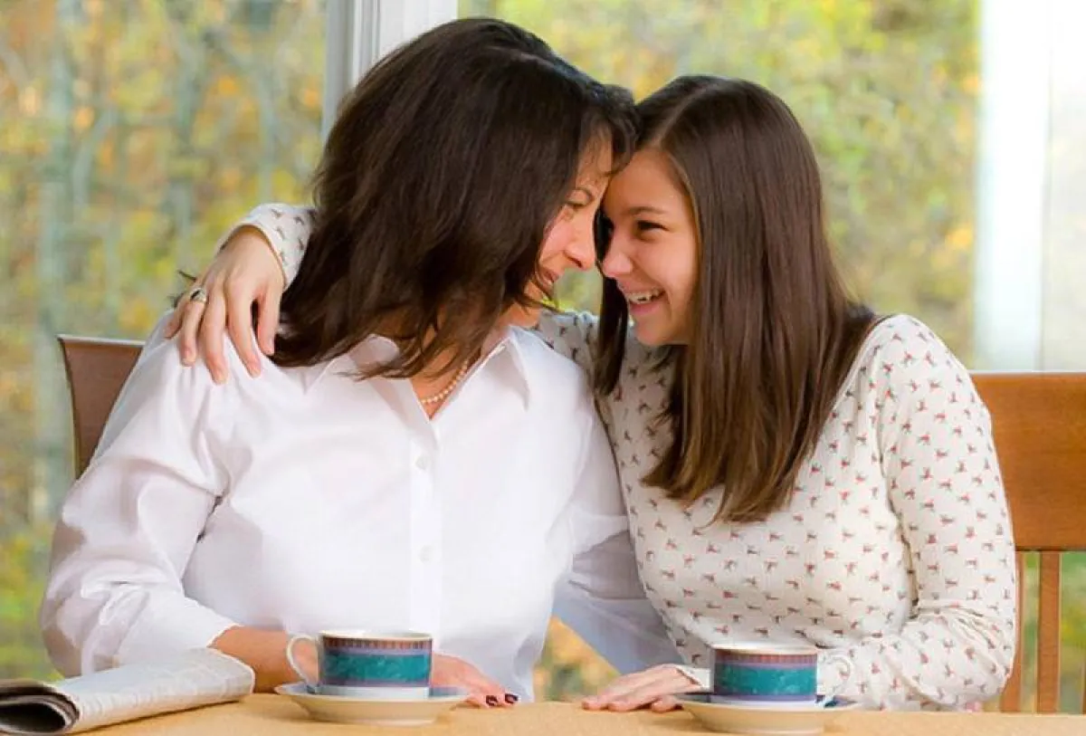 صورة لأم وابنتها المراهقة