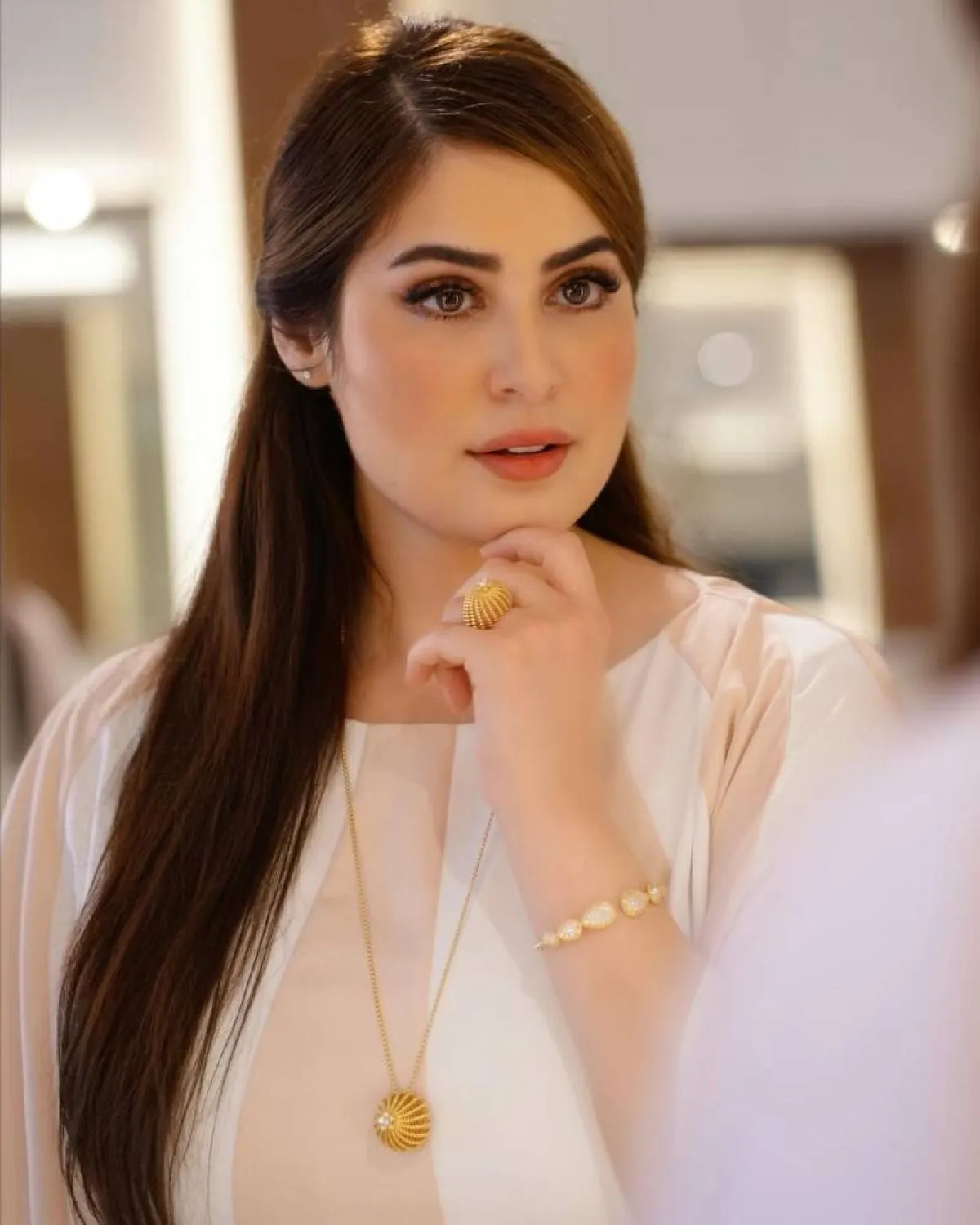 تسريحات شعر نصف مرفوع باسلوب رؤى الصبان