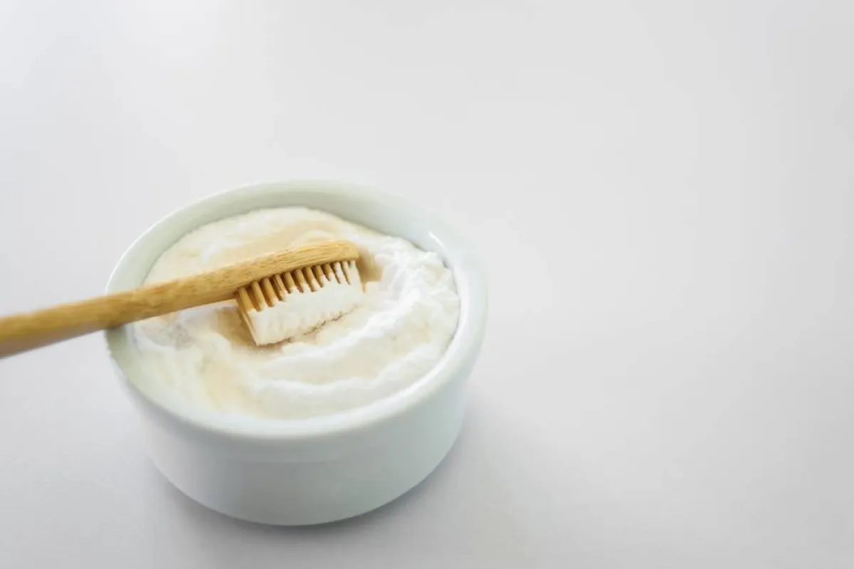 صودا الخبز في تنظيف فرشاة الأسنان