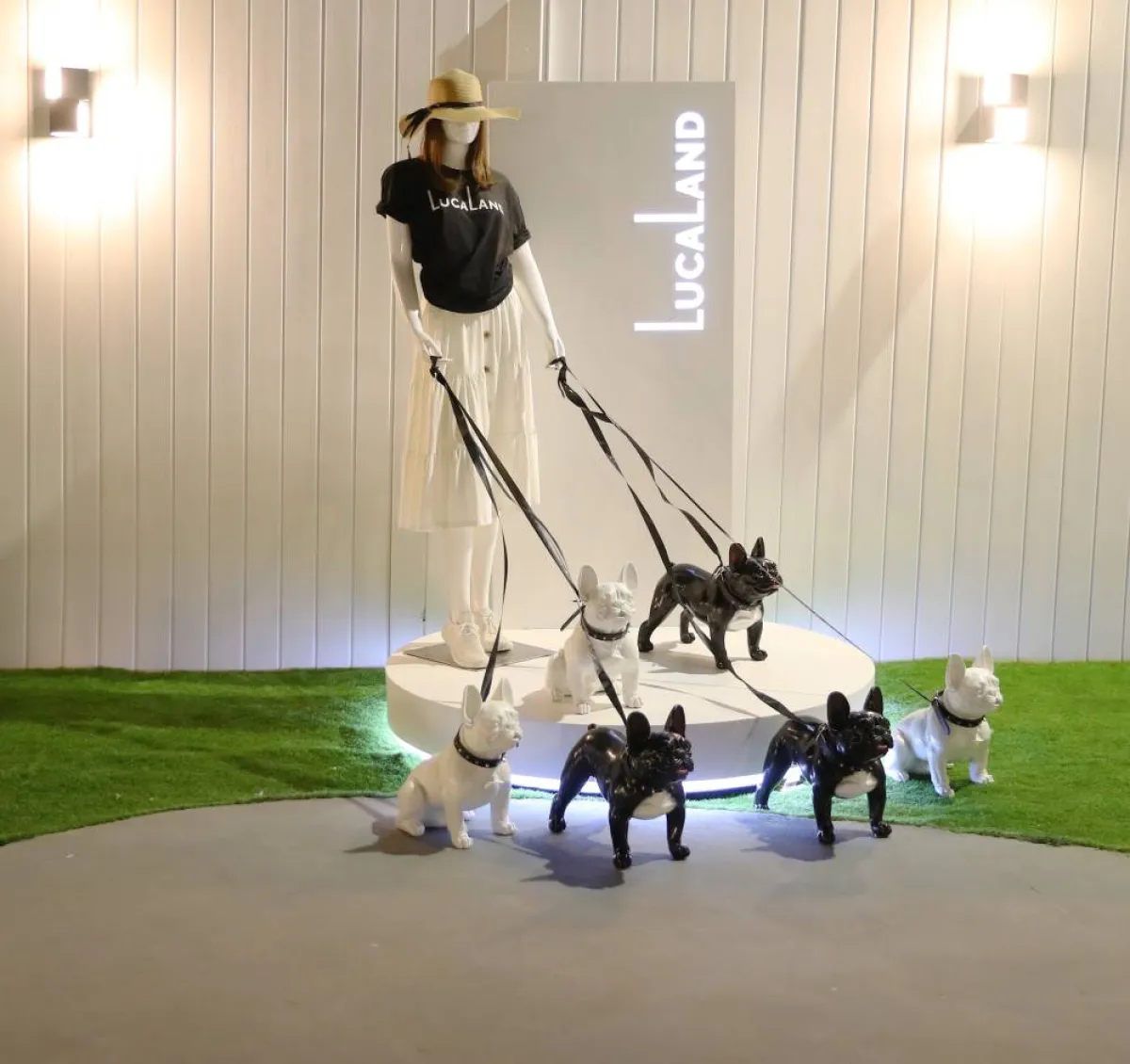 مجسمات للكلاب