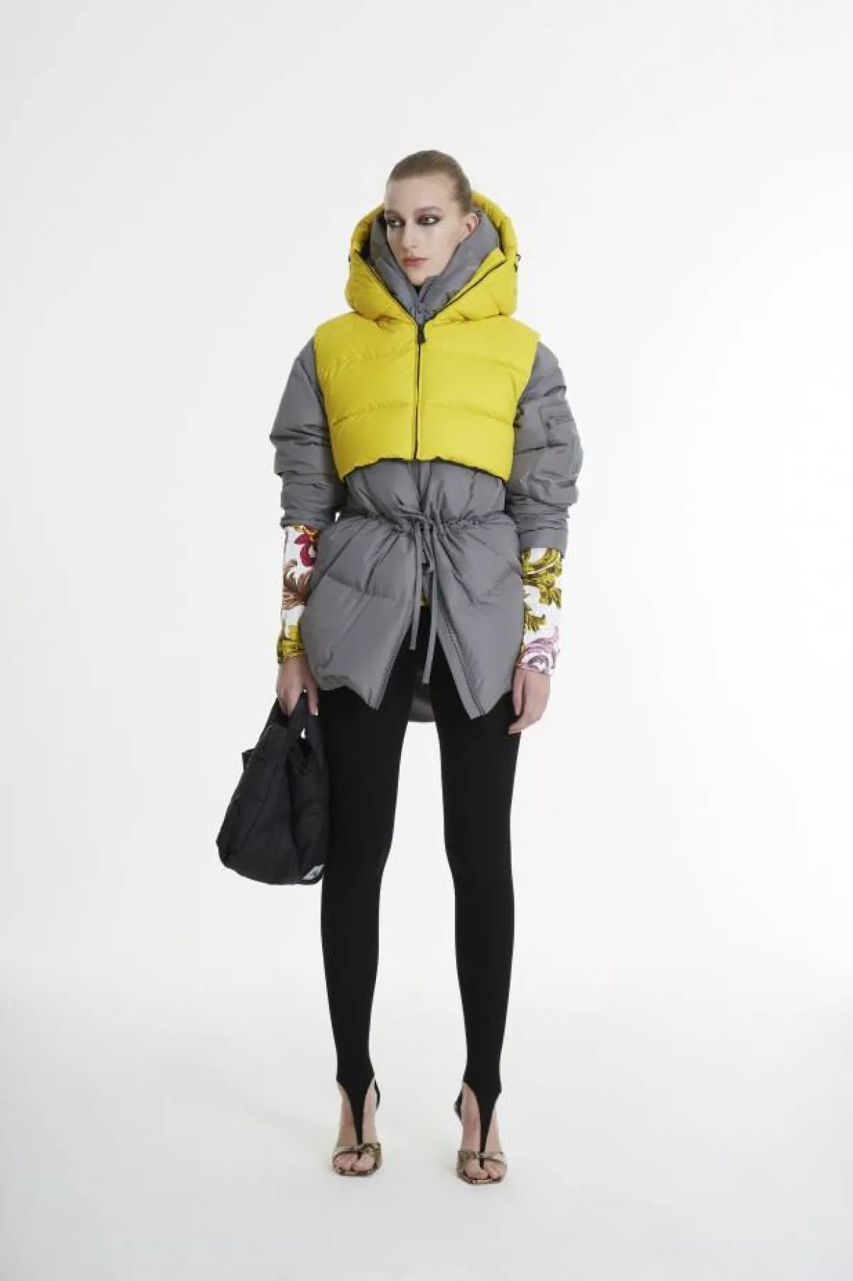 سترة رمادية وجيليه من بايكون 