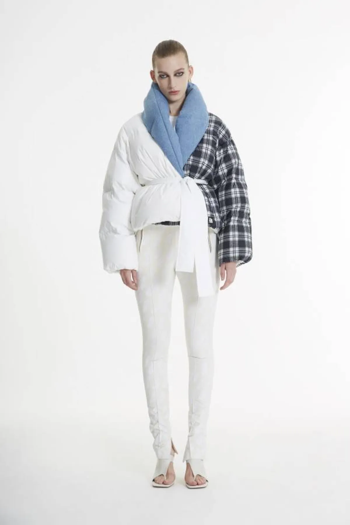 سترة غير متناسقة بيضاء من بايكون