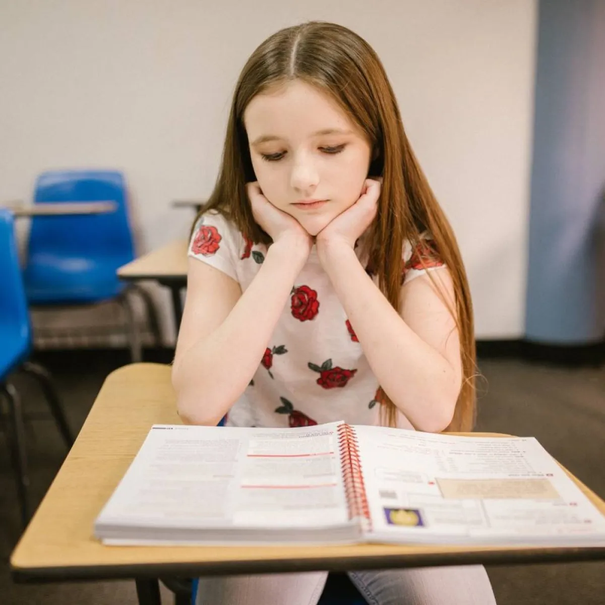 صورة لطفلة حزينة