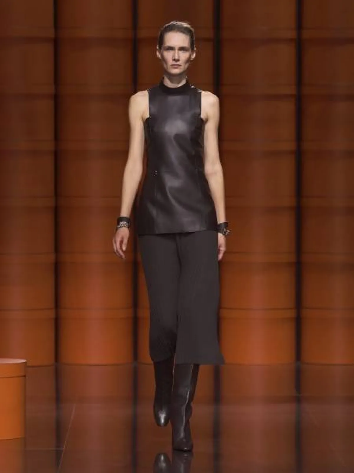 توب جلد بياقة عالية بدون أكمام مع بنطلون ميدي واسع