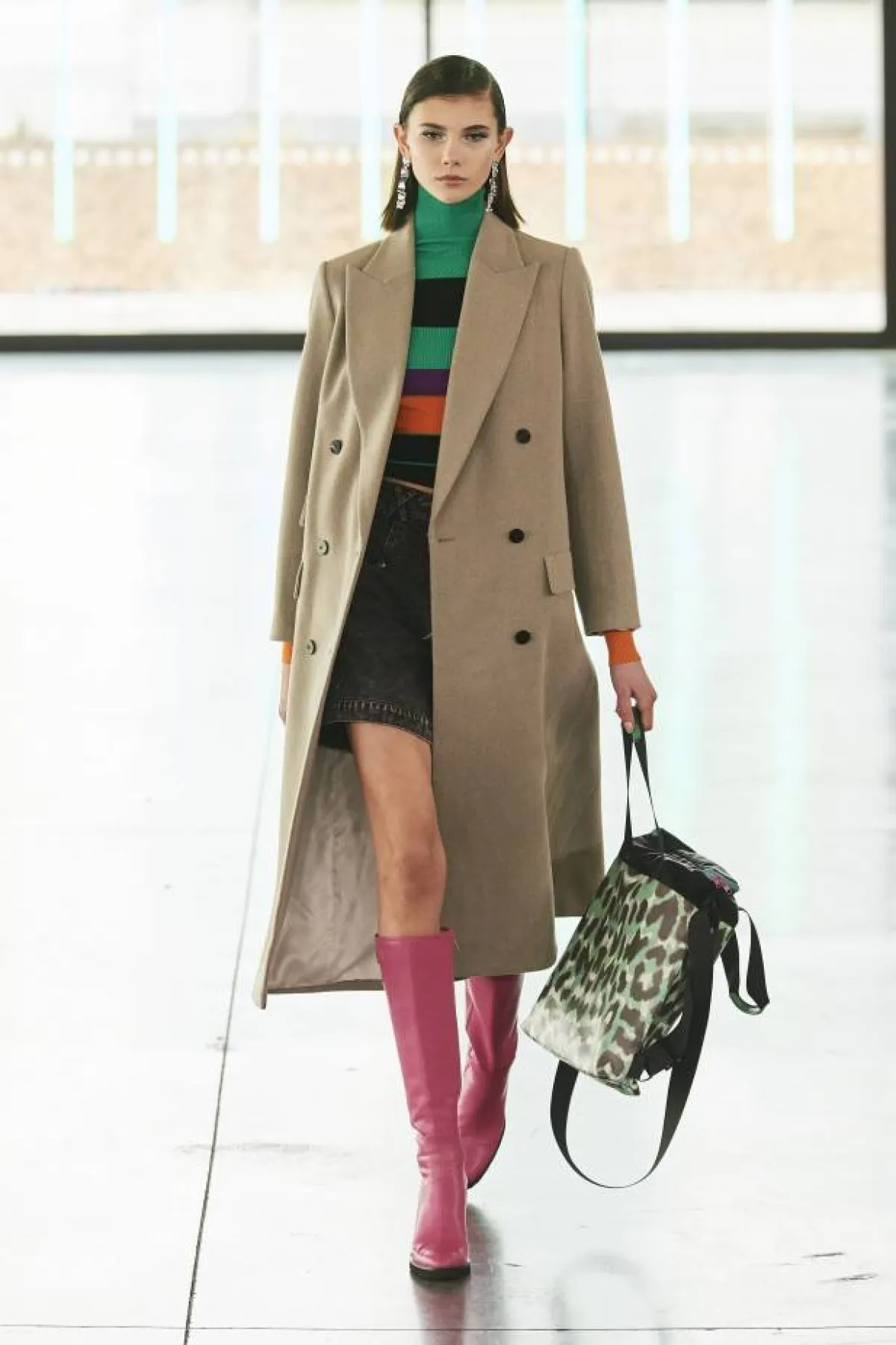 توب مقلم ملون مع معطف طويل وتنورة قصيرة 