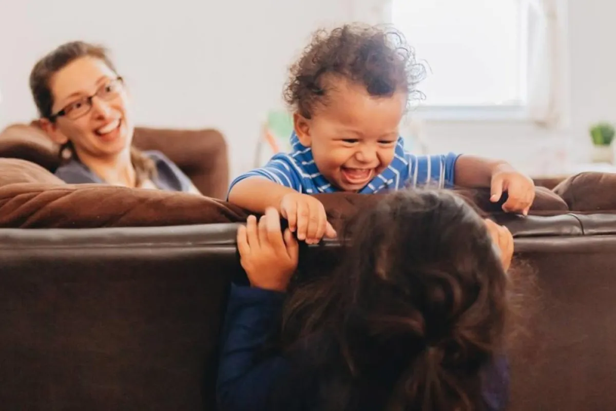 صورة لأم مع طفلها في لعبة بيكابو