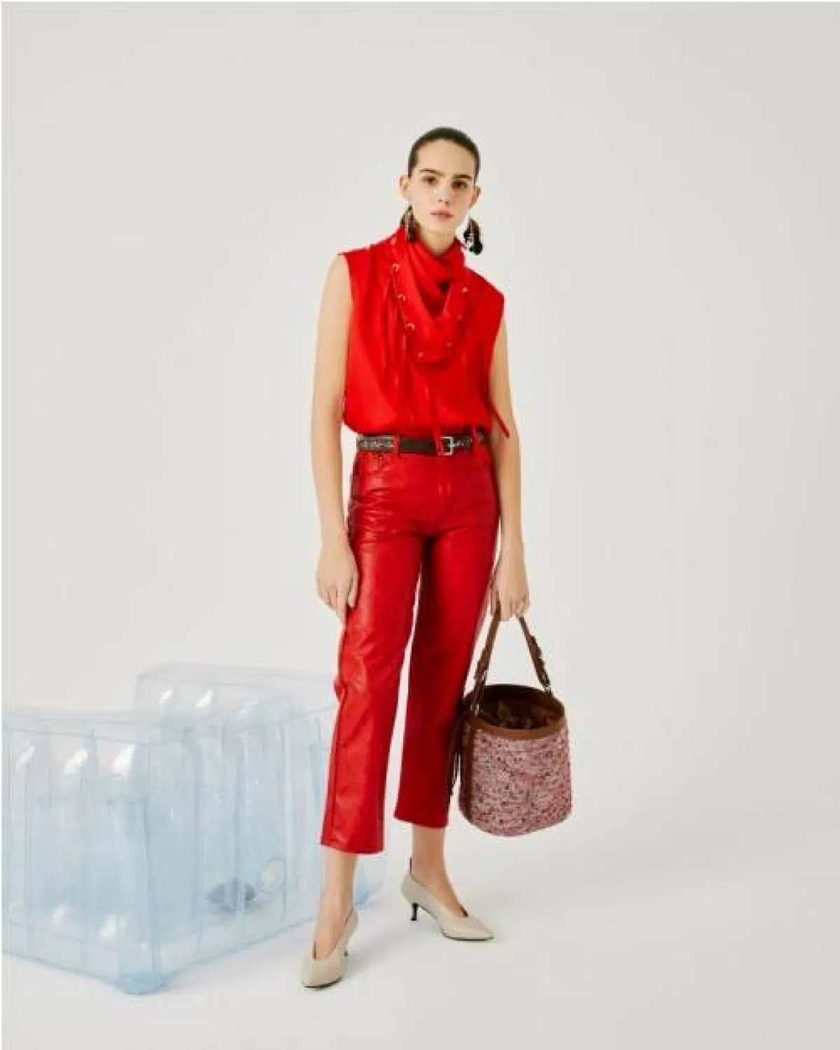 سروال ميتاليك باللون الأحمر لإطلالات النهار من بياتريس .بي  Beatrice .B