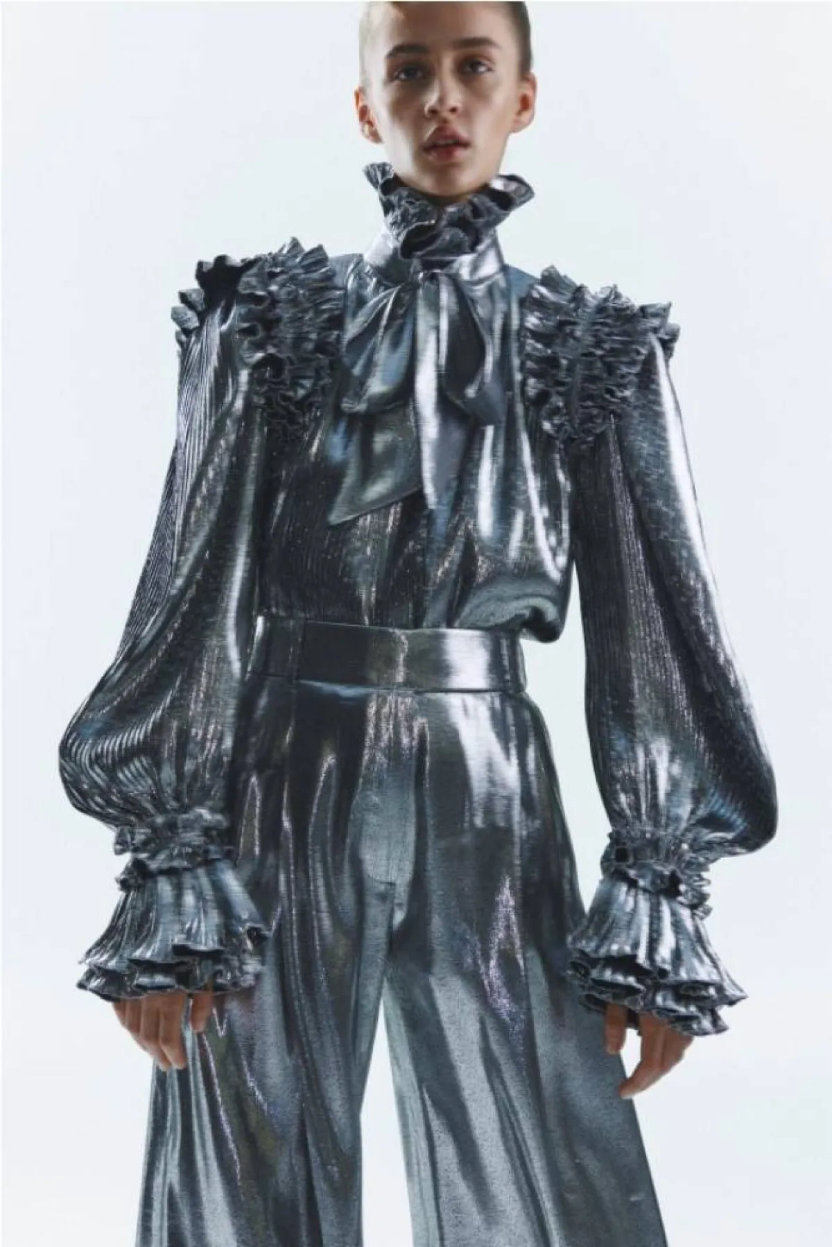 طرق تنسيق السراويل الميتاليك  من الكساندر  فوتييه  Alexandre Vauthier