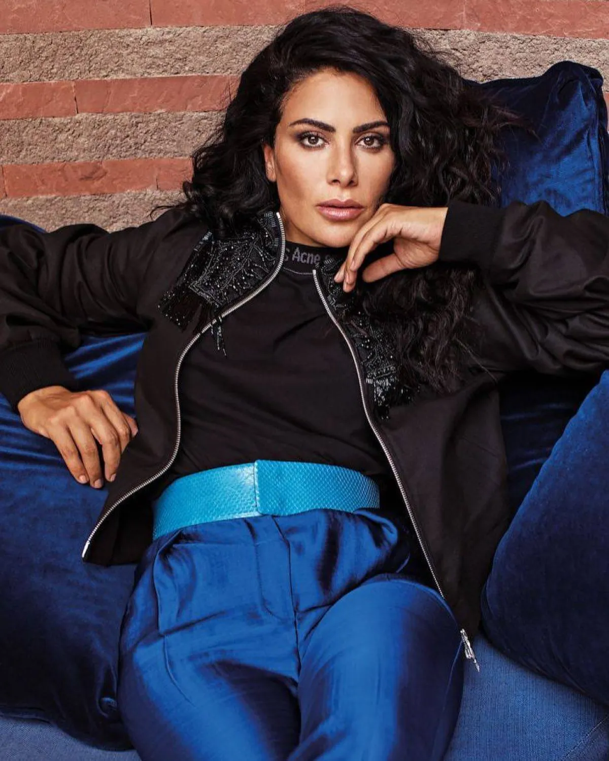 صبا مبارك بإطلالة كاجوال باللون الأسود 