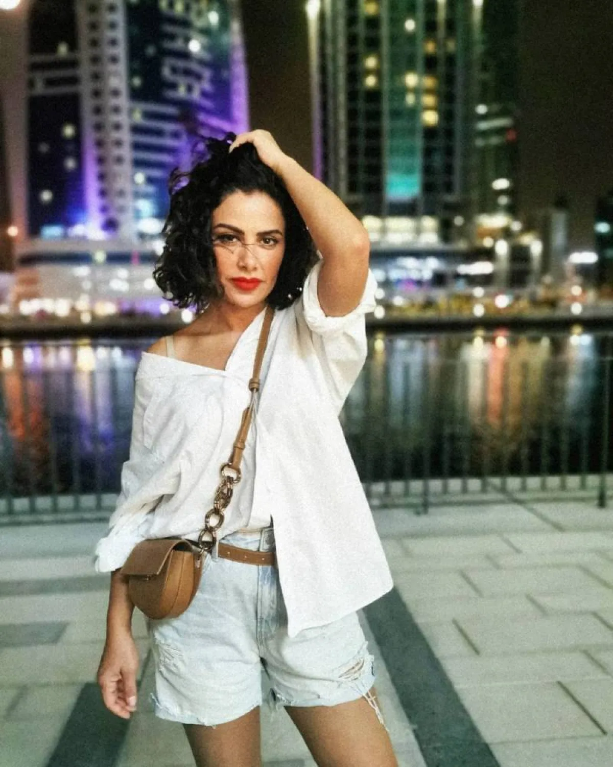 صبا مبارك بإطلالة كاجوال باللون الأبيض 