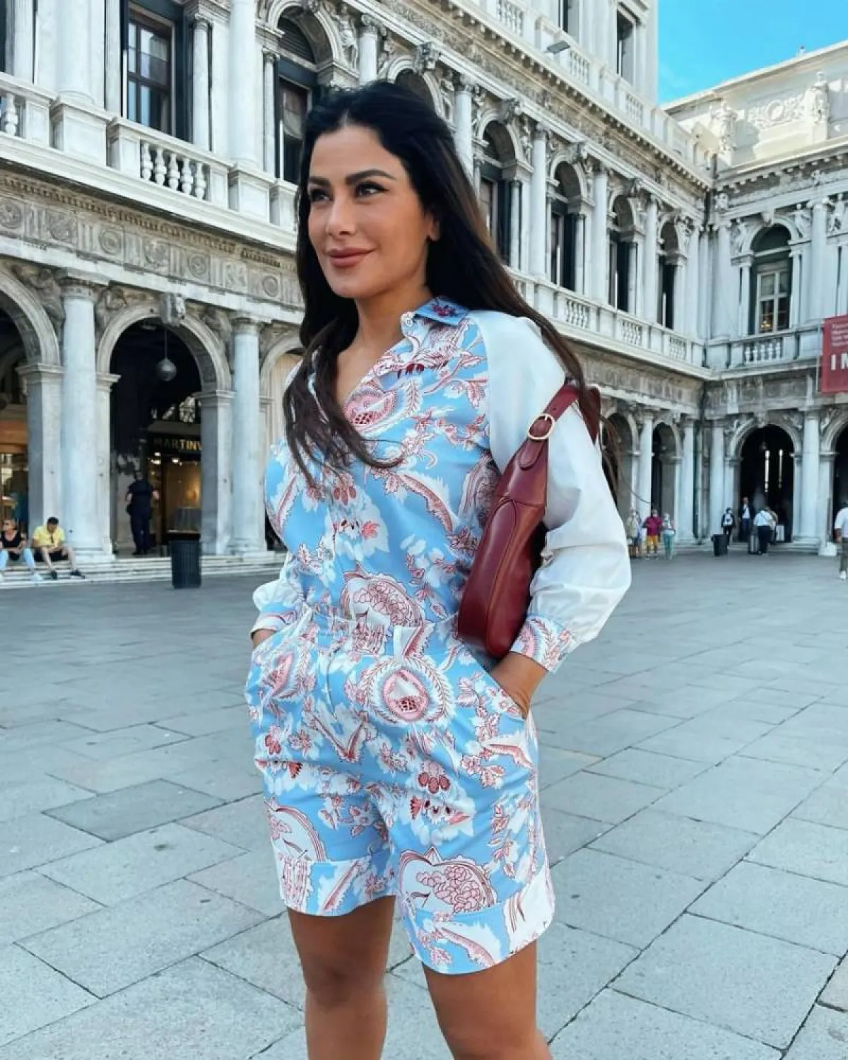 صبا مبارك بإطلالة كاجوال باللون الأزرق  