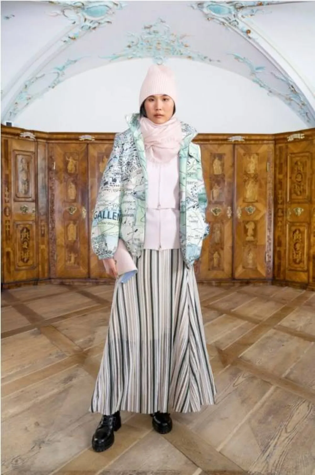 تنورة بألوان الباستيل المقلّمة والناعمة من أكريس Akris