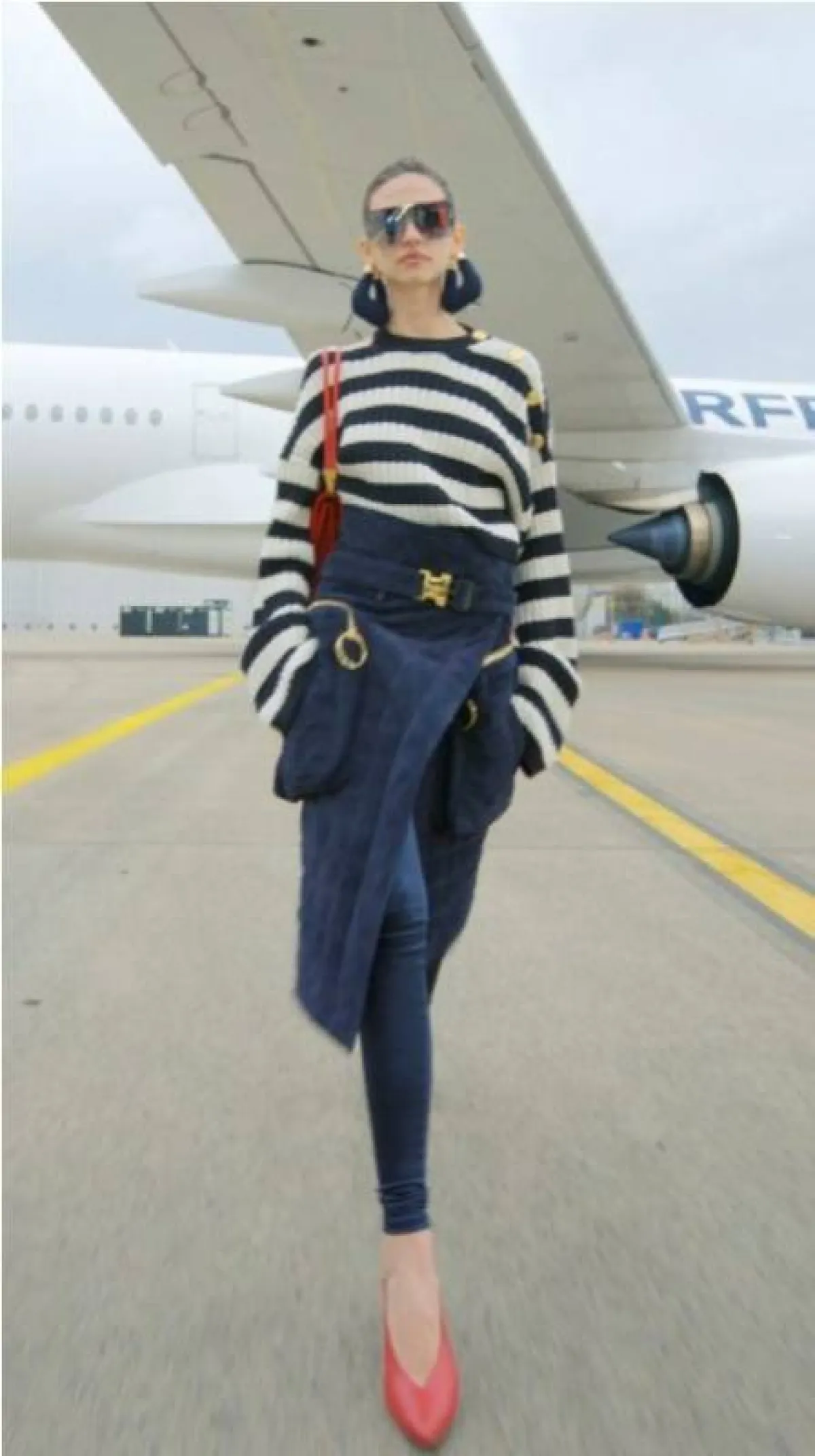 توب مقلّمة مع بنطلون جينز من بالمان Balmain