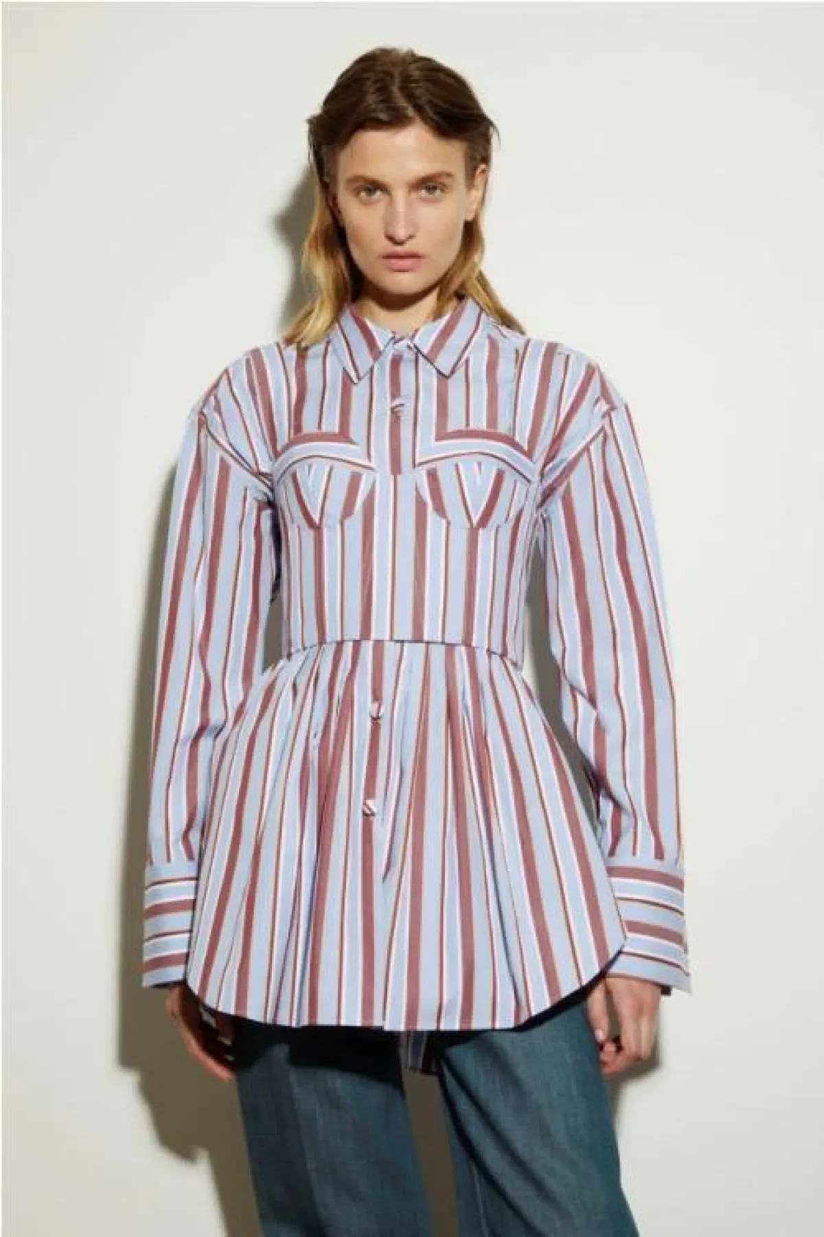 قميص مقلّم بخطوط عمودية من اكنفاس Aknvas