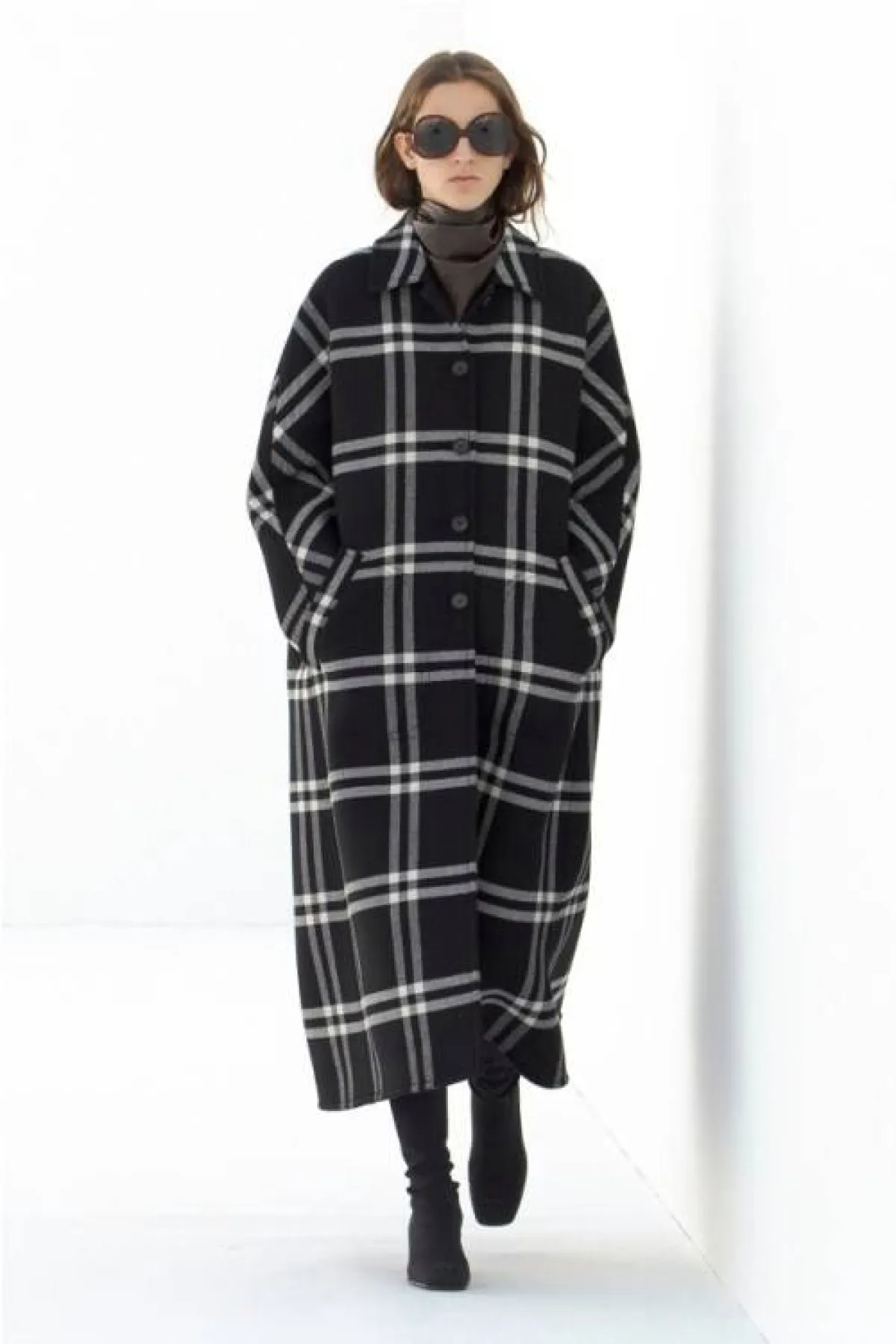 معطف بنقسة المربّعات من كوريج  Courrèges