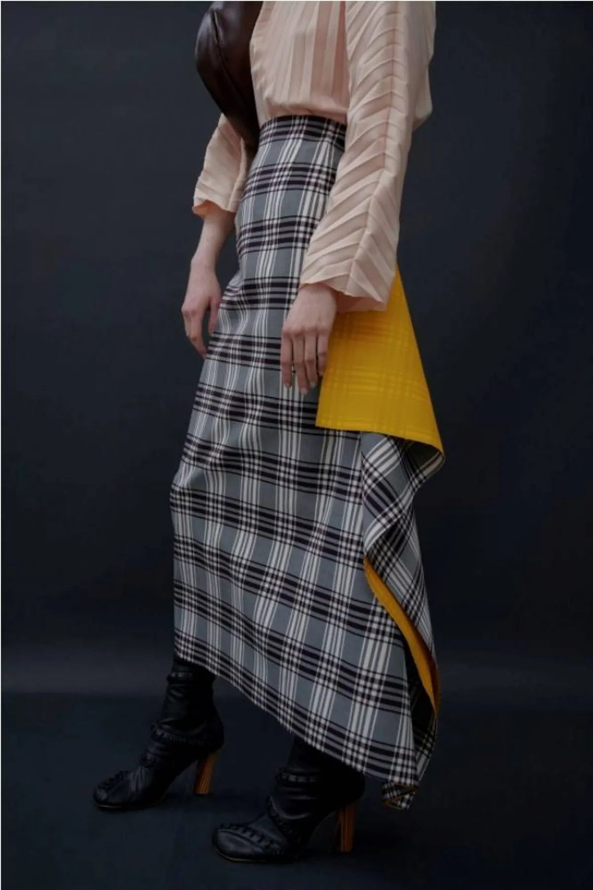 أزياء الشتاء بنقشة المربّعات من اوايك  Awake