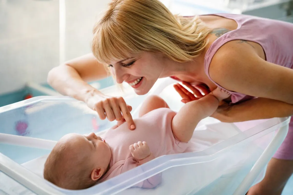 صورة لأم تلاطف رضيعها