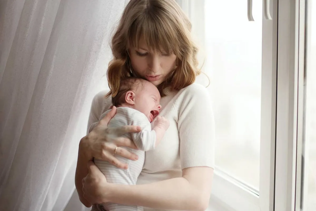 صورة لأم تحتضن طفلها