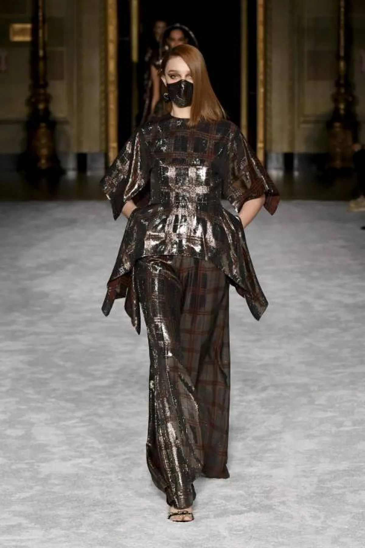 سروال واسع ميتاليك مع بلوزة كاروهات بنفس التصميم 