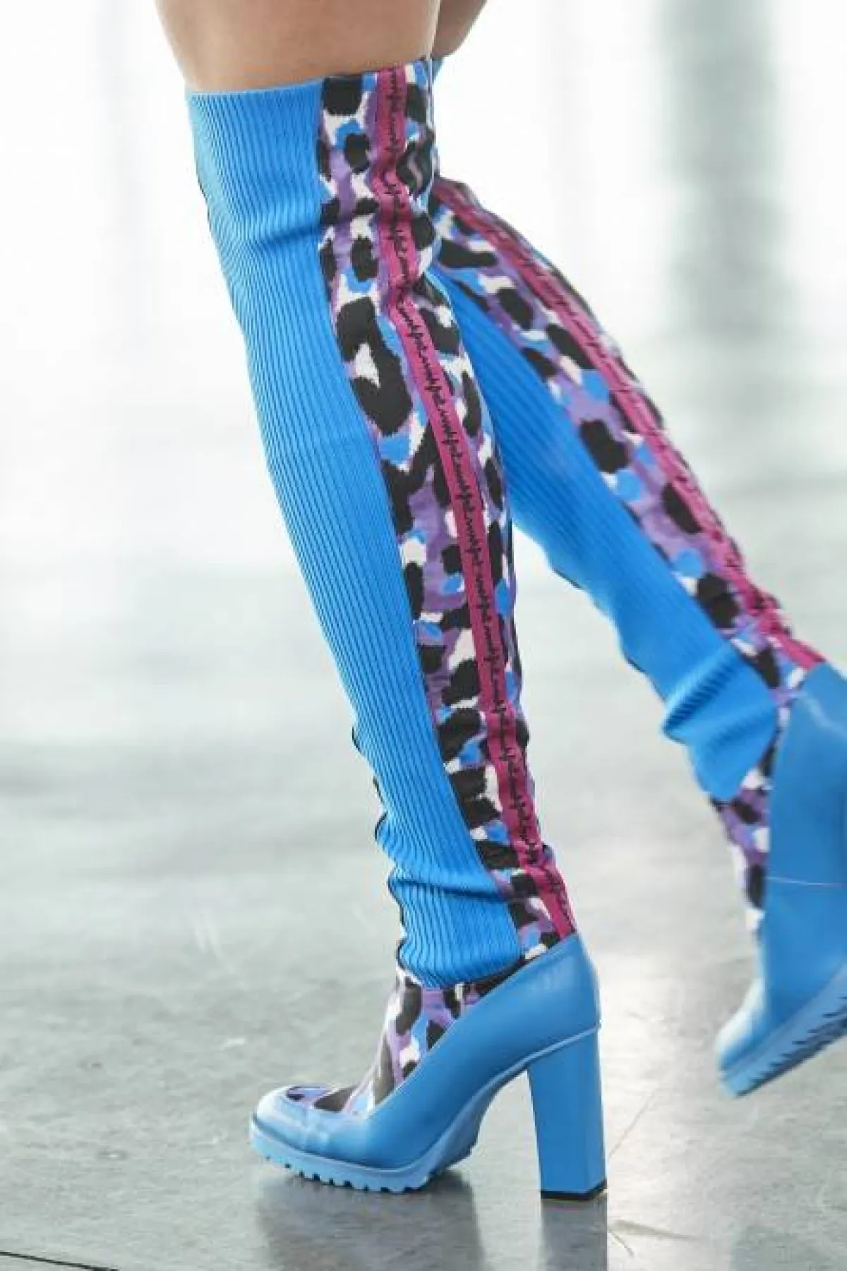 جزمة زرقاء برقبة عالية ومقدمة دائرية مع طبعات جلد الحيوانات الملونة