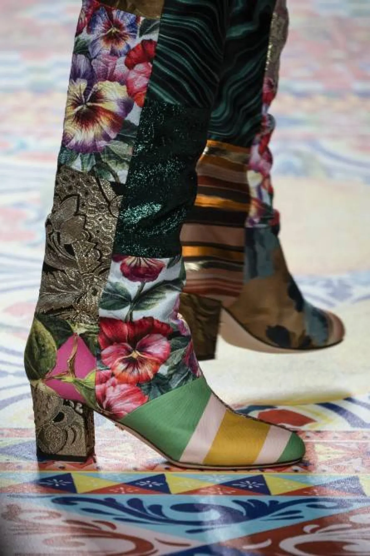 جزمة ملونة بالنقشات المطبعة بالورود مع كعب قصير مطبع بالورود الذهبية الميتاليك