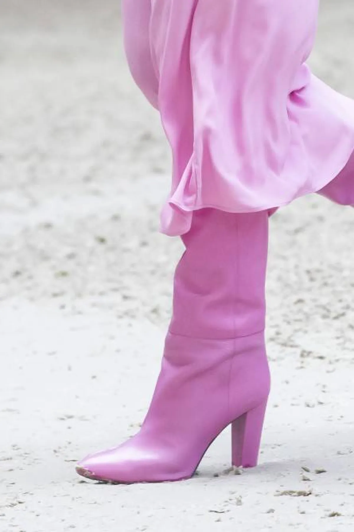 جزمة من الجلد الوردي بمقدمة مُدببة وكعب طويل عريض