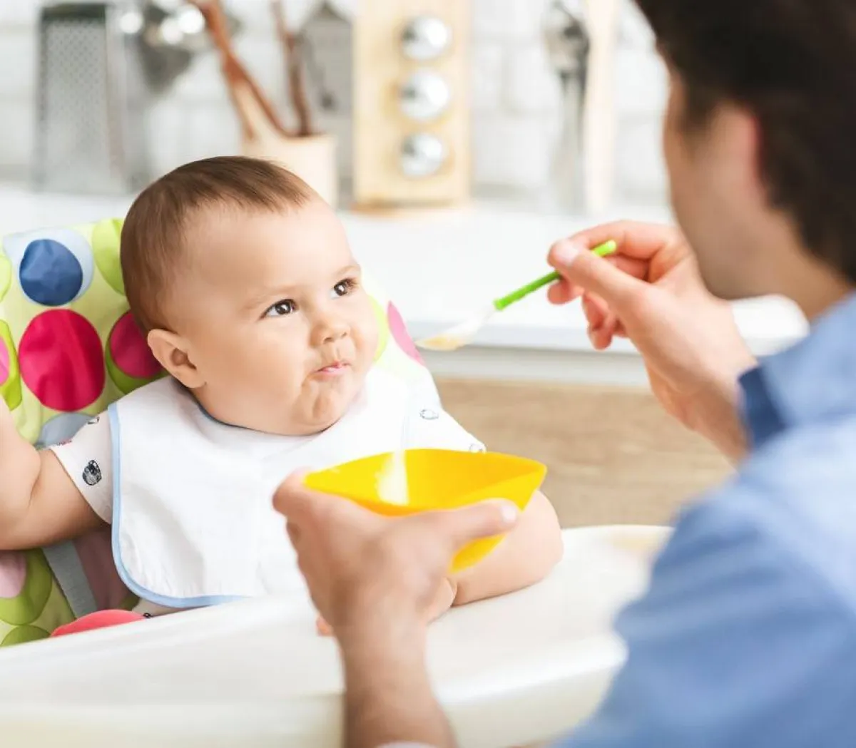 أم تطعم طفلها