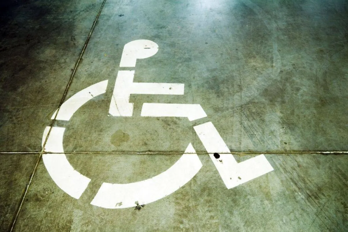 صورة توضح رمز ذوي الإعاقة على أرض المواقع