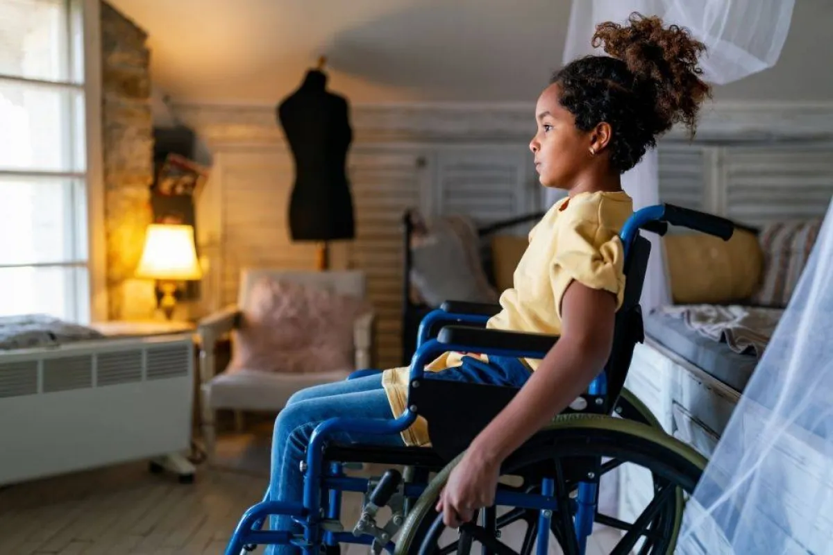 صورة تظهر طفلة من ذوي الإعاقة