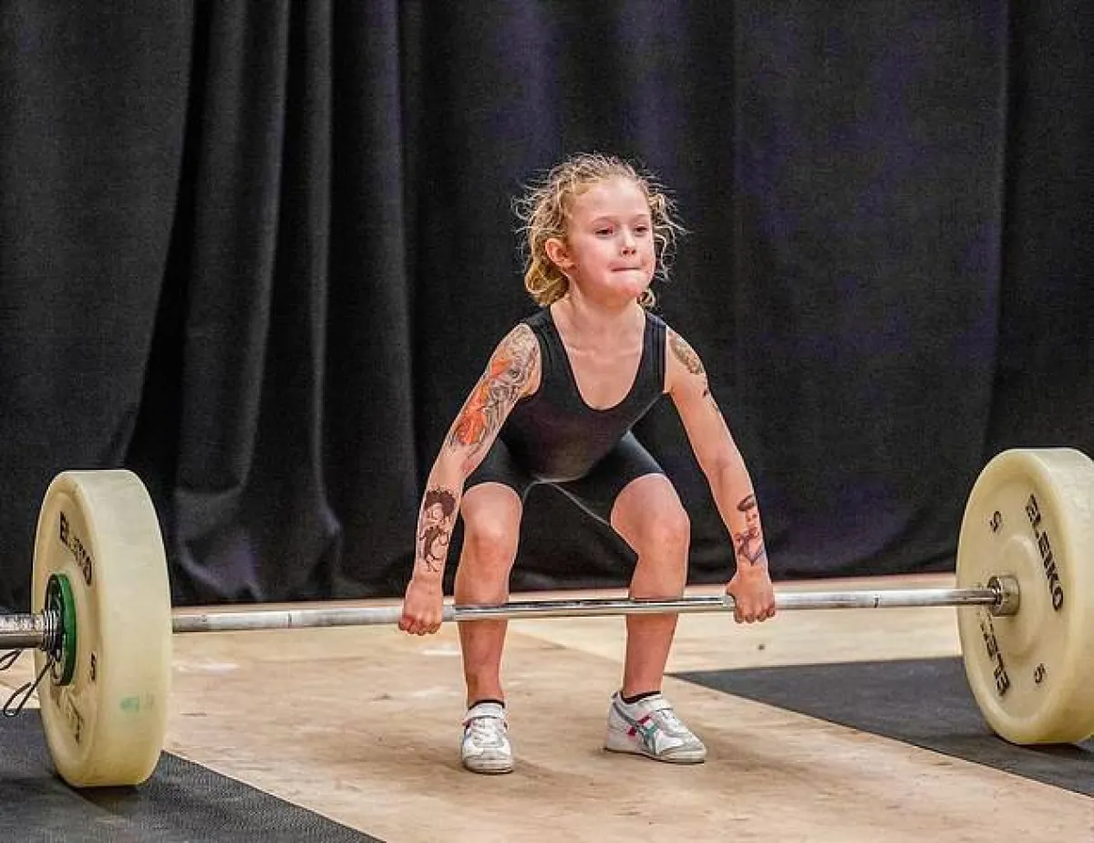طفلة كندية أطلقوا عليها وحيدة القرن.. ترفع أثقالاً تصل إلى 90 كيلو