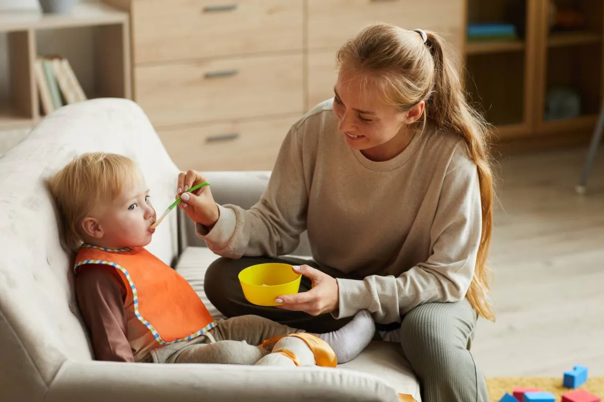 صورة لأم تطعم طفلها