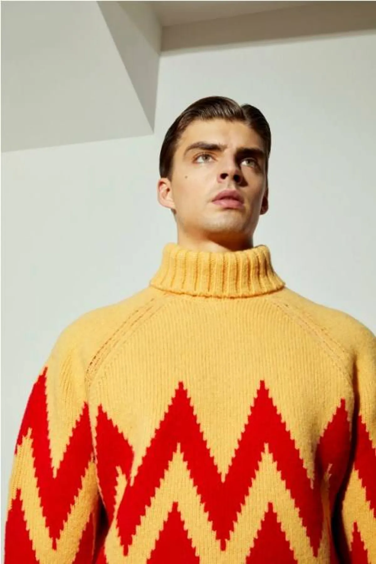 كنزة صوفية بياقة عالية من اكنافاس Aknavas