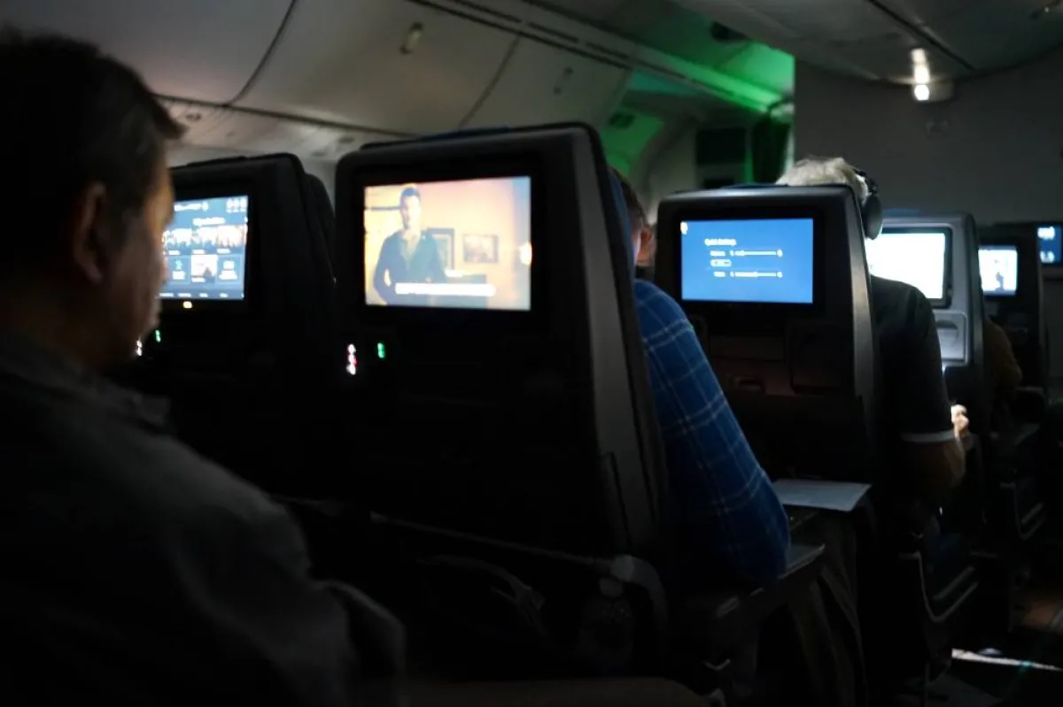 مشاهدة التلفاز في الطائرة للتسلية خلال ساعات السفر 