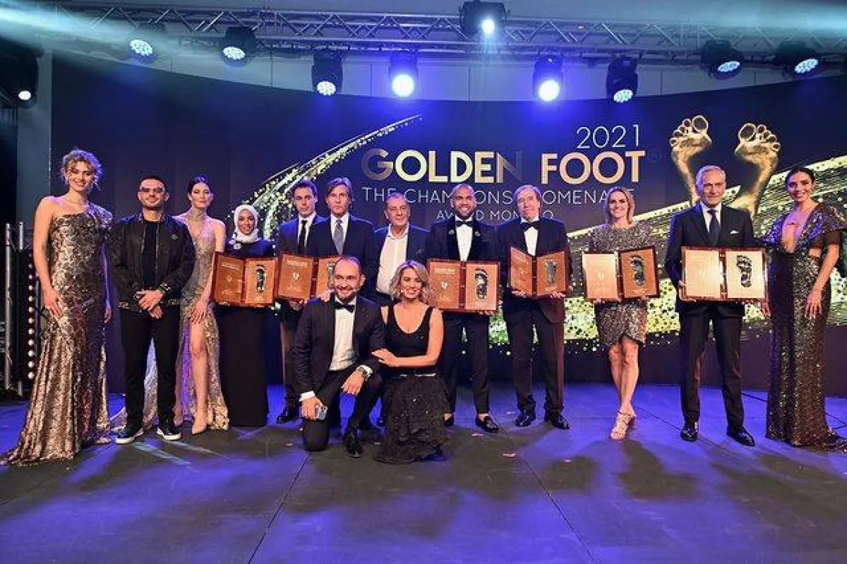 زوجة محمد صلاح تتسلم جائزة القدم الذهبية- الصورة من حساب Golden Foot على إنستغرام