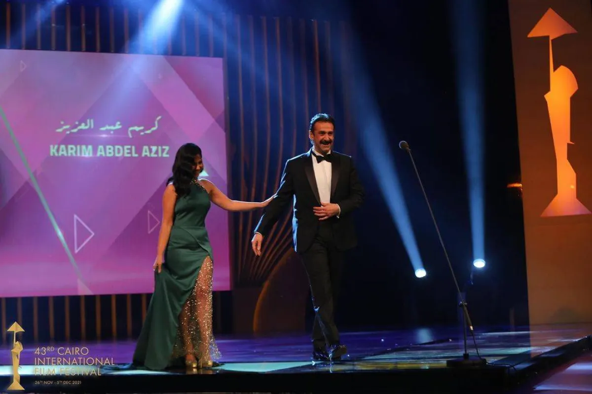كريم عبد العزيز يتسلم جائزة فاتن حمامة من الفنانة منى زكي- الصورة من الحساب الرسمي للمهرجان على انستغرام