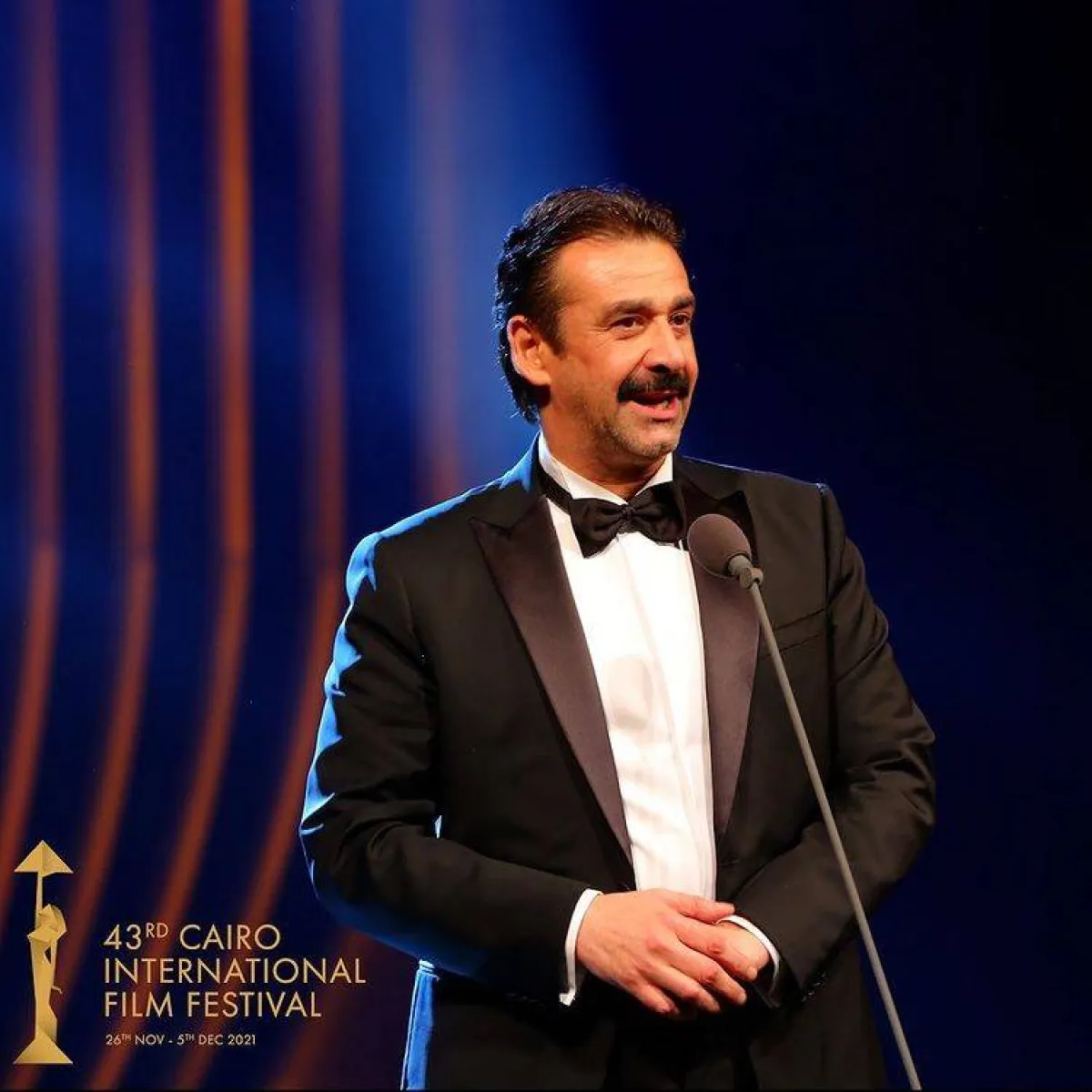 كريم عبد العزيز في حفل افتتاح مهرجان القاهرة السينمائي - الصورة من حساب المهرجان على انستغرام