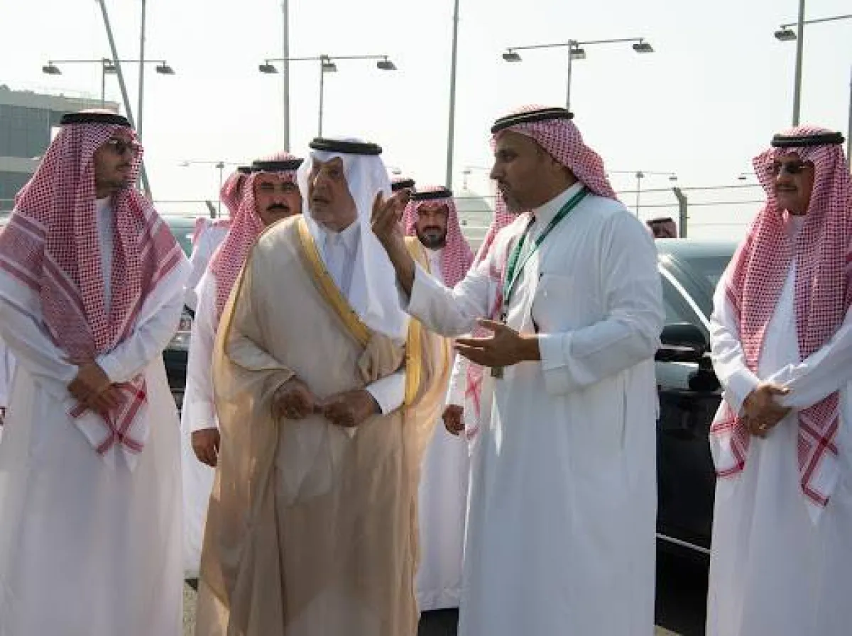 خالد الفيصل يقف على آخر التجهيزات لسباق فورملا 1 السعودية