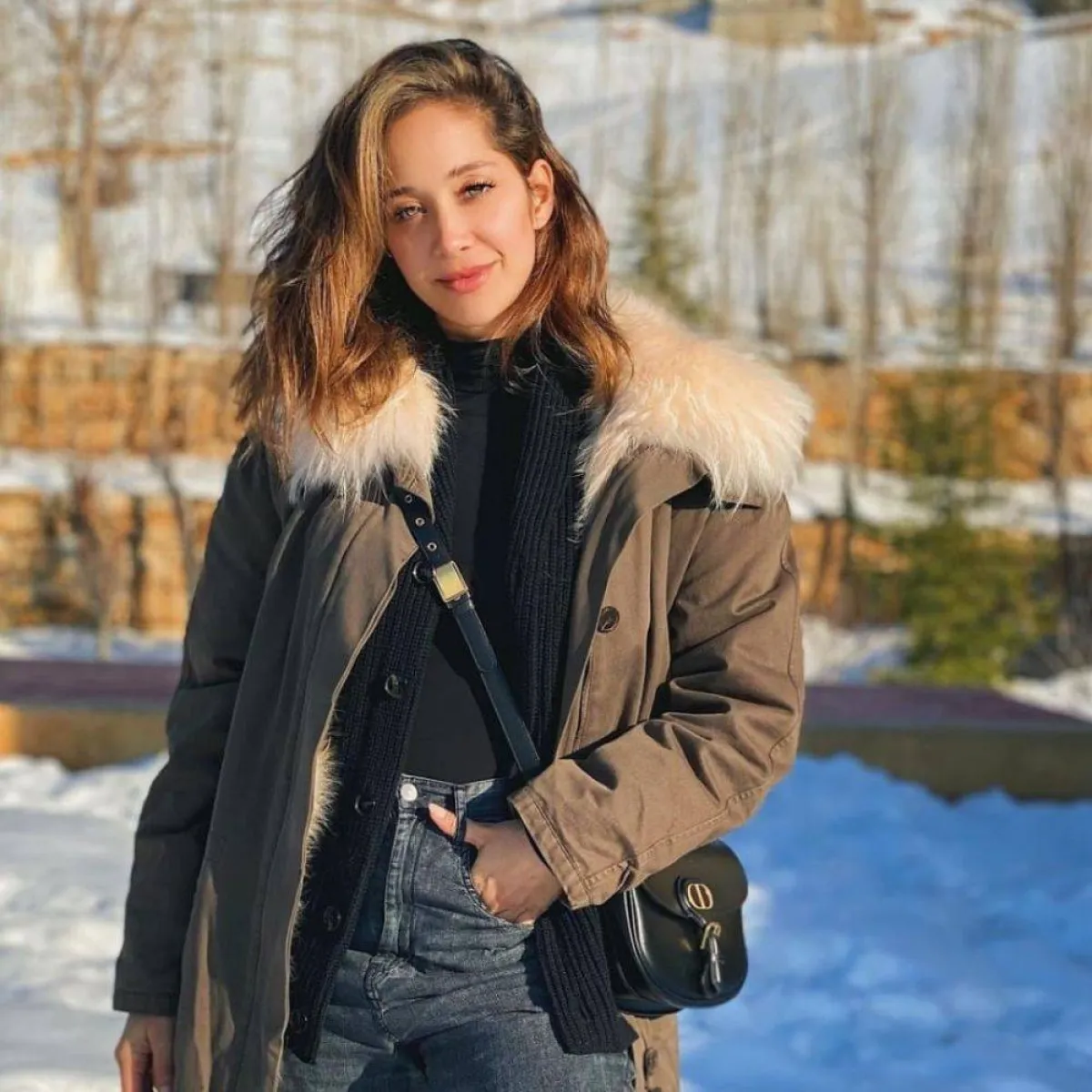 لانا الساحلي ببنطلون جينز مريح