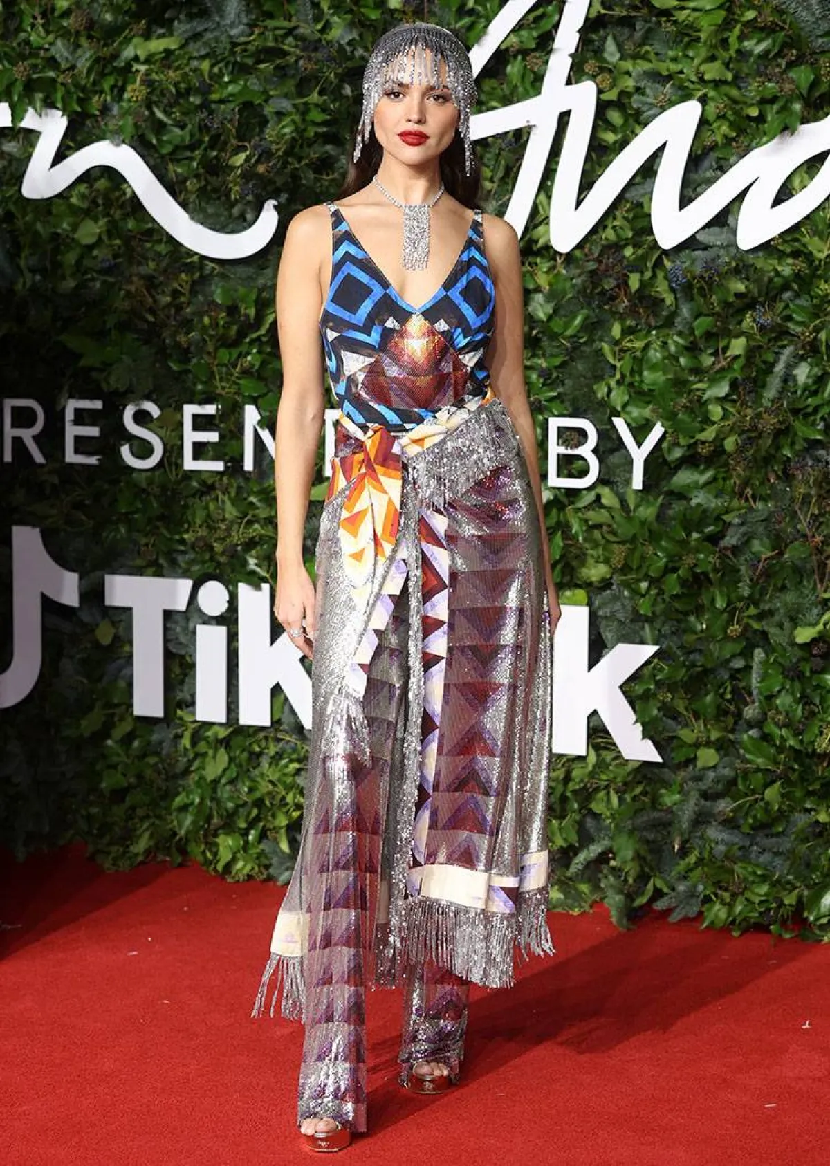 إيزا غونزاليس ترتدي من باكو رابان