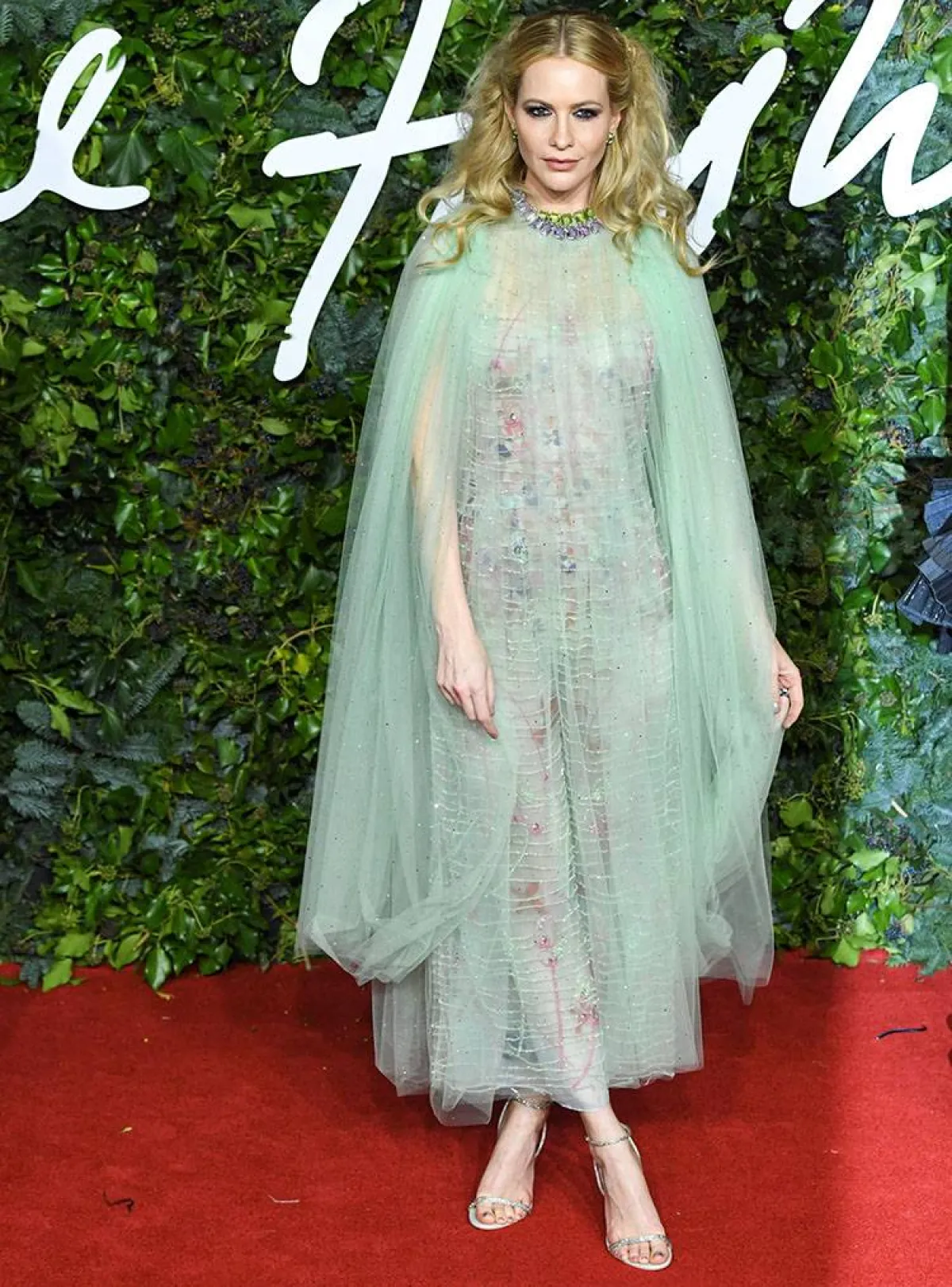 بوبي دولوفينيي في زي من أرماني