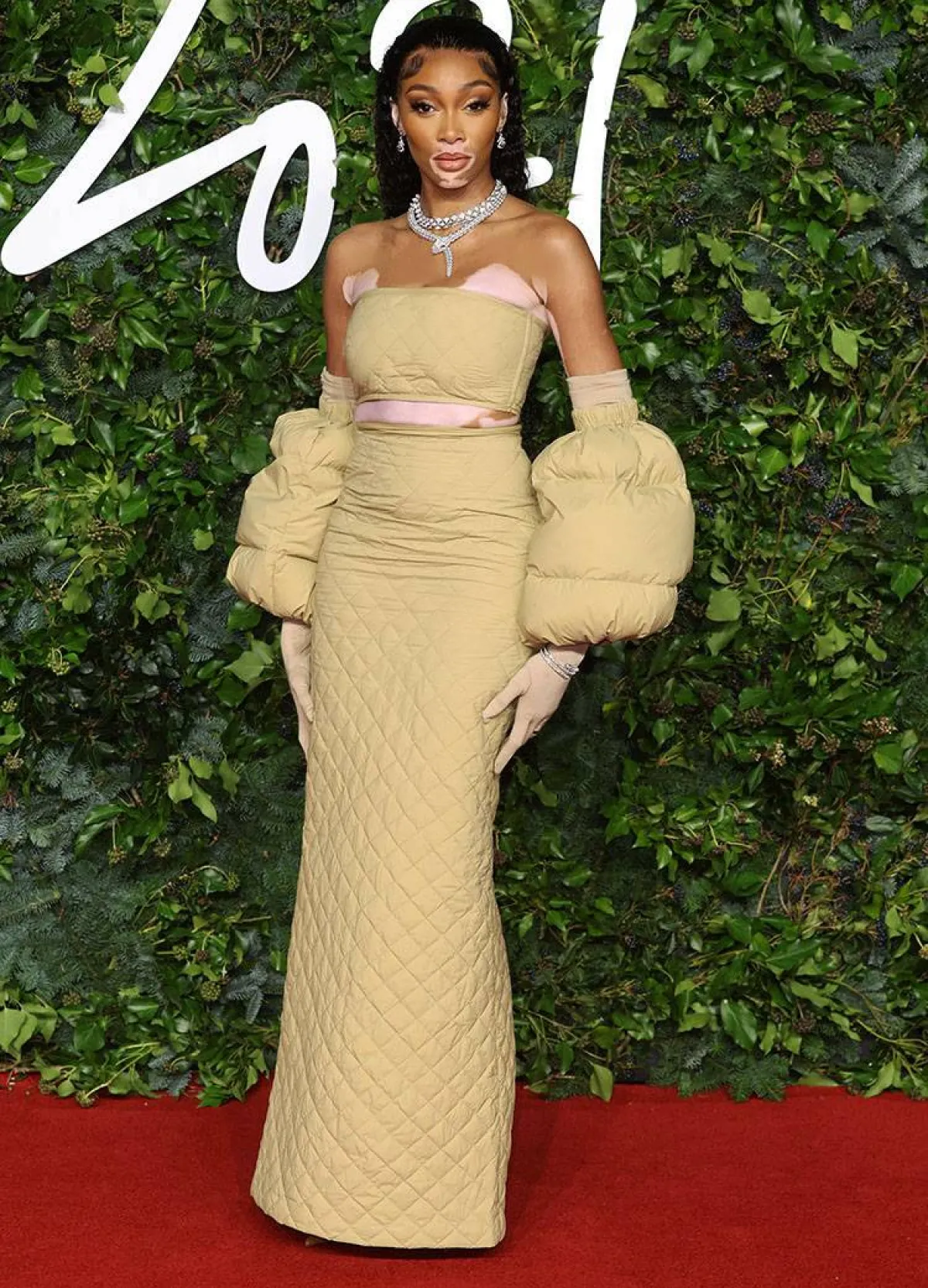 ويني هارلو ترتدي من مونكلير