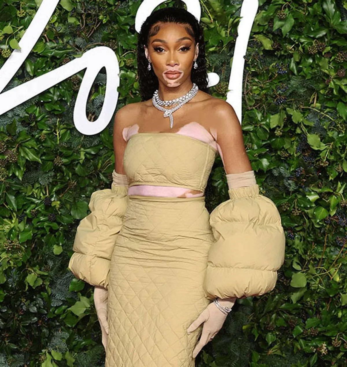 ويني هارلو ترتدي من مونكلير