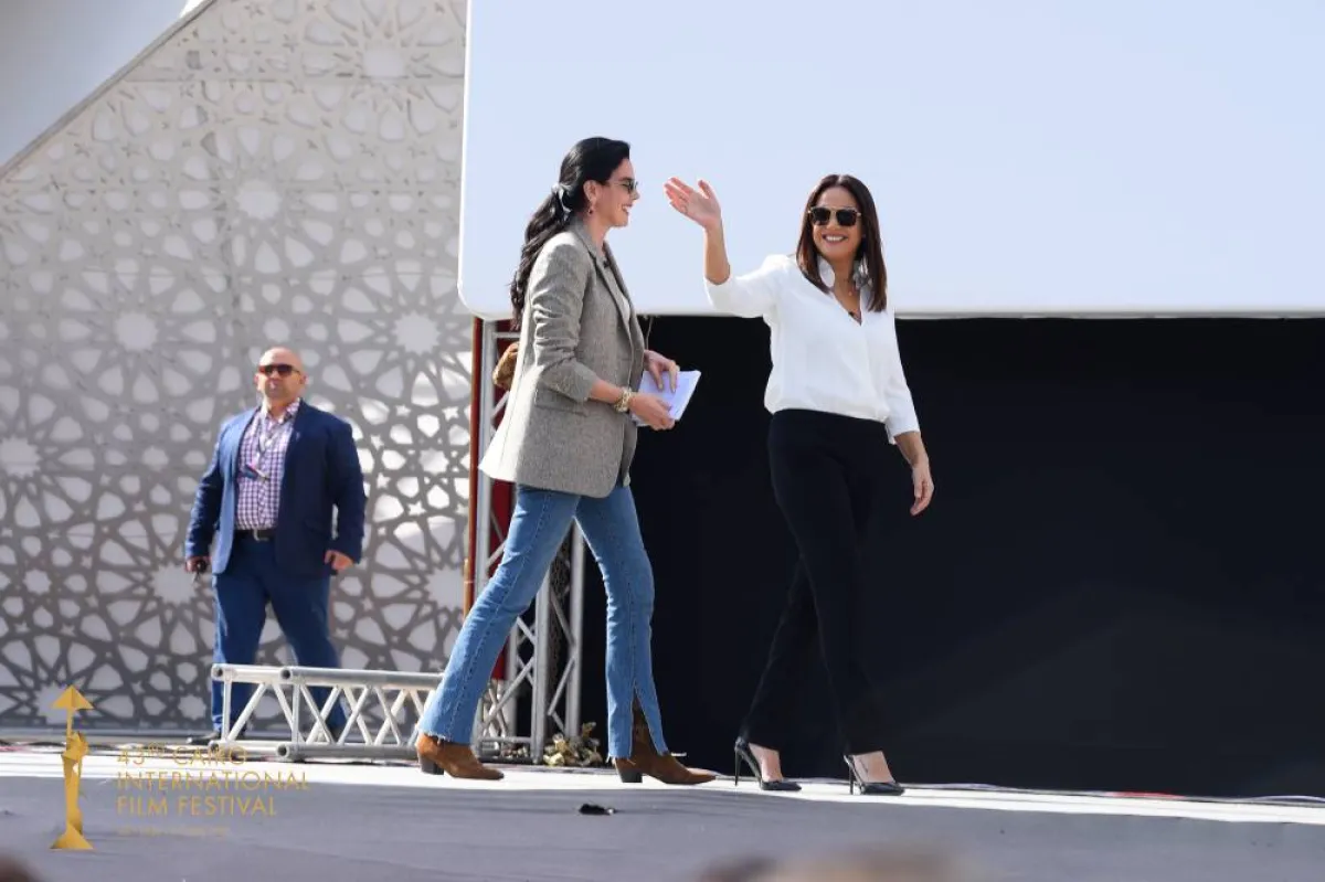 هند صبري تدخل مسرح النافورة وتحيي الجمهور الحاضر في ندوة صانعات السينما - الصورة من المسؤول الإعلامي بالمهرجان