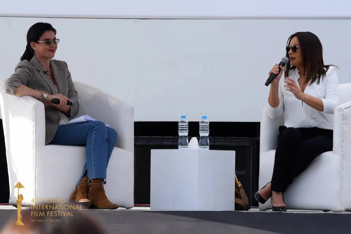 هند صبري والإعلامية جاسمن طه في ندوة صانعات السينما - الصورة من المسؤول الإعلامي بمهرجان القاهرة الينمائي